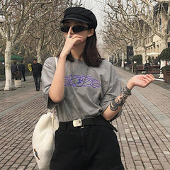 Camiseta con estampado de llamas de moda urbana en gris y negro