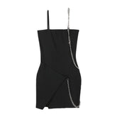 Minivestido negro con tirantes y cadenas de estética grunge