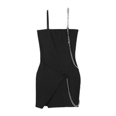 Minivestido negro con tirantes y cadenas de estética grunge