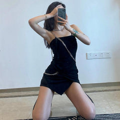Minivestido negro con tirantes y cadenas de estética grunge