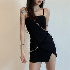 Minivestido negro con tirantes y cadenas de estética grunge