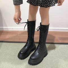 Botas altas de combate con plataforma gruesa y estética grunge negra