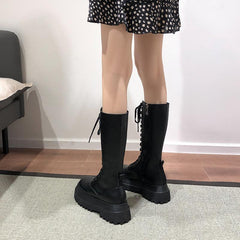 Botas altas de combate con plataforma gruesa y estética grunge negra
