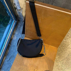 Bolso de hombro con cadena de nailon grunge negro