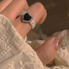 Anillo ajustable con perlas negras en forma de corazón