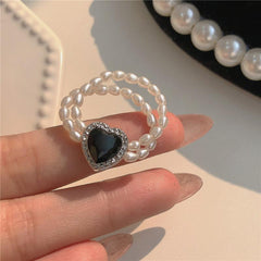 Anillo ajustable con perlas negras en forma de corazón