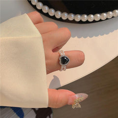 Anillo ajustable con perlas negras en forma de corazón