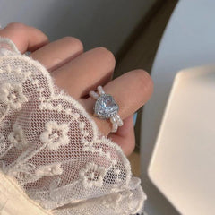 Anillo ajustable con perlas negras en forma de corazón