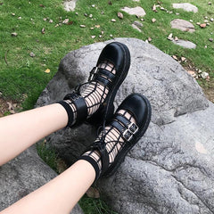 Schwarze, flache Sandalen aus Leder mit runder Zehenpartie und Plateausohle und Schnalle