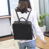Mochila minimalista cuadrada de cuero negro con cremallera