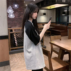 Camiseta holgada de manga media gris claro negra