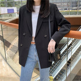 Chaqueta blazer negra holgada estética y camisa corta blanca