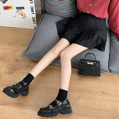 Zapatos de suela gruesa con hebillas metálicas retro, color negro mate y brillante