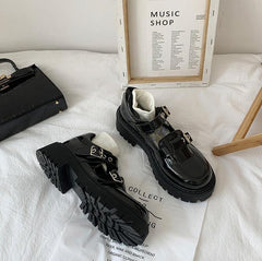 Zapatos de suela gruesa con hebillas metálicas retro, color negro mate y brillante