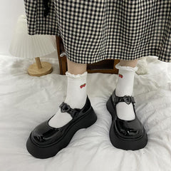 Schwarze, matt glänzende Lolita-Sandalen mit Herzschnalle im Vintage-Stil