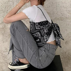 Chaleco sin espalda con estampado de cachemira negra + top corto blanco