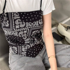 Chaleco sin espalda con estampado de cachemira negra + top corto blanco