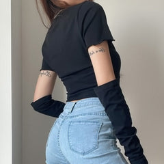 Camiseta corta con mangas y parche de corazón rosa y negro