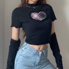 Camiseta corta con mangas y parche de corazón rosa y negro