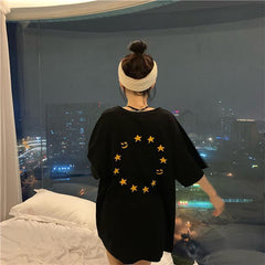 Camiseta extragrande con estampado de estrellas rosas y negras