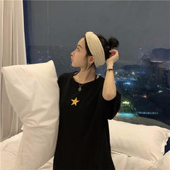 Camiseta extragrande con estampado de estrellas rosas y negras