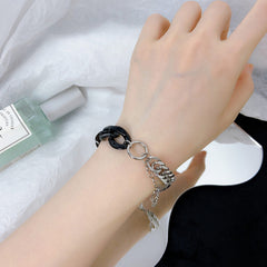 Pulsera de cadena de plástico y acero negro con estética grunge