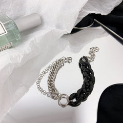 Pulsera de cadena de plástico y acero negro con estética grunge