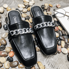 Schwarze, minimalistische flache Sandalen aus PU-Leder mit geschlossener Zehenpartie und Metallic-Kette