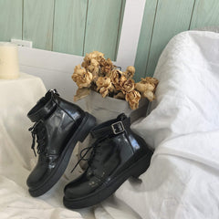 Botas negras de PU con cremallera y recortes