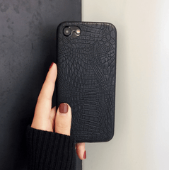 Funda minimalista para iPhone con diseño de piel de serpiente negra
