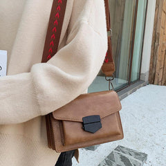 Bolso de hombro con correa ondulada de cuero cuadrado negro