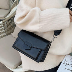 Bolso de hombro con correa ondulada de cuero cuadrado negro