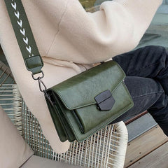 Bolso de hombro con correa ondulada de cuero cuadrado negro