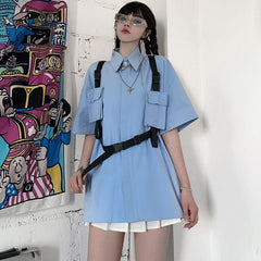 Camisa holgada azul de manga corta con cuello informal y tirantes negros