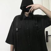 Schwarzes, dünn gestreiftes Kurzarmhemd mit Umlegekragen