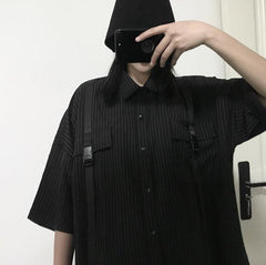 Schwarzes, dünn gestreiftes Kurzarmhemd mit Umlegekragen