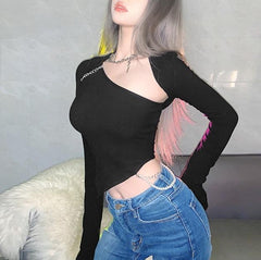 Top de dos piezas con mangas y un hombro al descubierto con cadena irregular negra