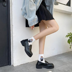 Zapatos de tacón medio de piel sintética con hebilla estética vintage negra