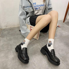 Zapatos de tacón medio de piel sintética con hebilla estética vintage negra