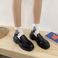 Zapatos de tacón medio de piel sintética con hebilla estética vintage negra