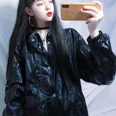 Chaqueta con capucha moderna de vinilo negro metalizado