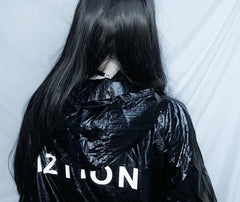 Chaqueta con capucha moderna de vinilo negro metalizado