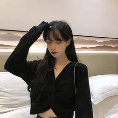 Sudadera corta con nudo en el pecho para chica estética en blanco y negro