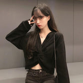 Sudadera corta con nudo en el pecho para chica estética en blanco y negro