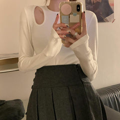 Top ajustado de manga larga con aberturas en blanco y negro