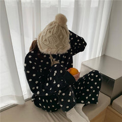 Conjunto de pijama de 2 piezas de lunares cómodos de felpa en blanco y negro