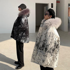 Chaqueta extragrande cálida con capucha de piel sintética y estampado en blanco y negro