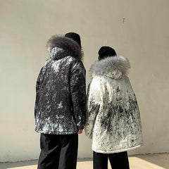 Chaqueta extragrande cálida con capucha de piel sintética y estampado en blanco y negro
