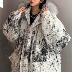 Chaqueta extragrande cálida con capucha de piel sintética y estampado en blanco y negro
