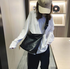 Bolso de hombro japonés de cuero sintético blanco y negro